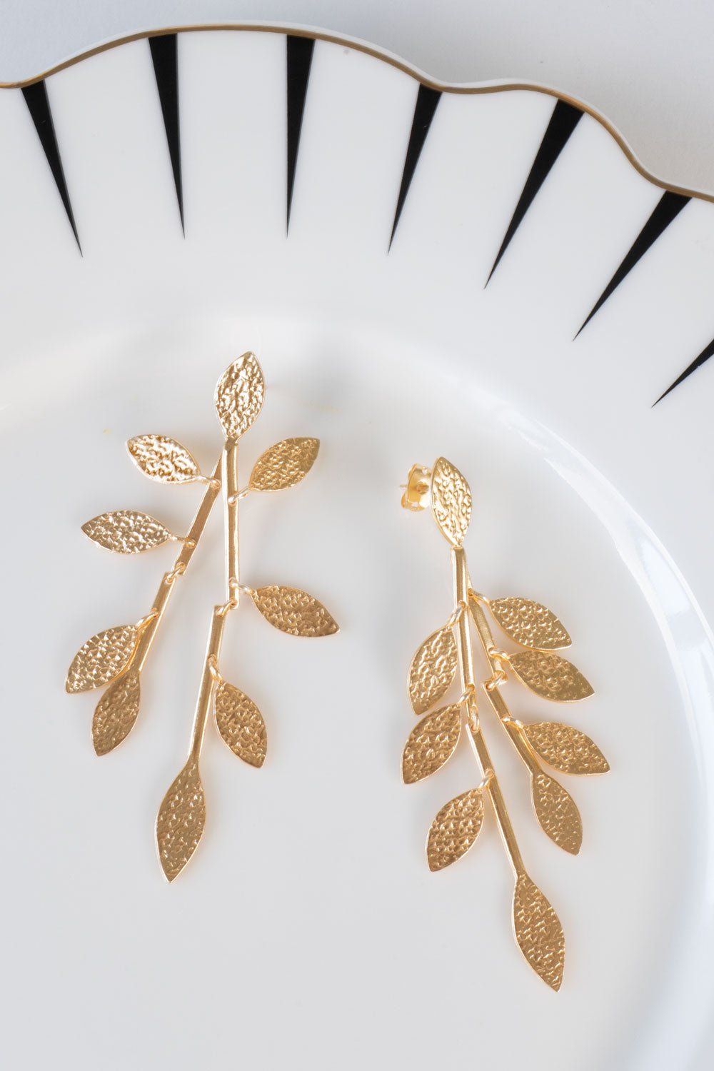 Plato Y Pendientes Dorados Con Diseño Rama De Olivo Cristina Oria