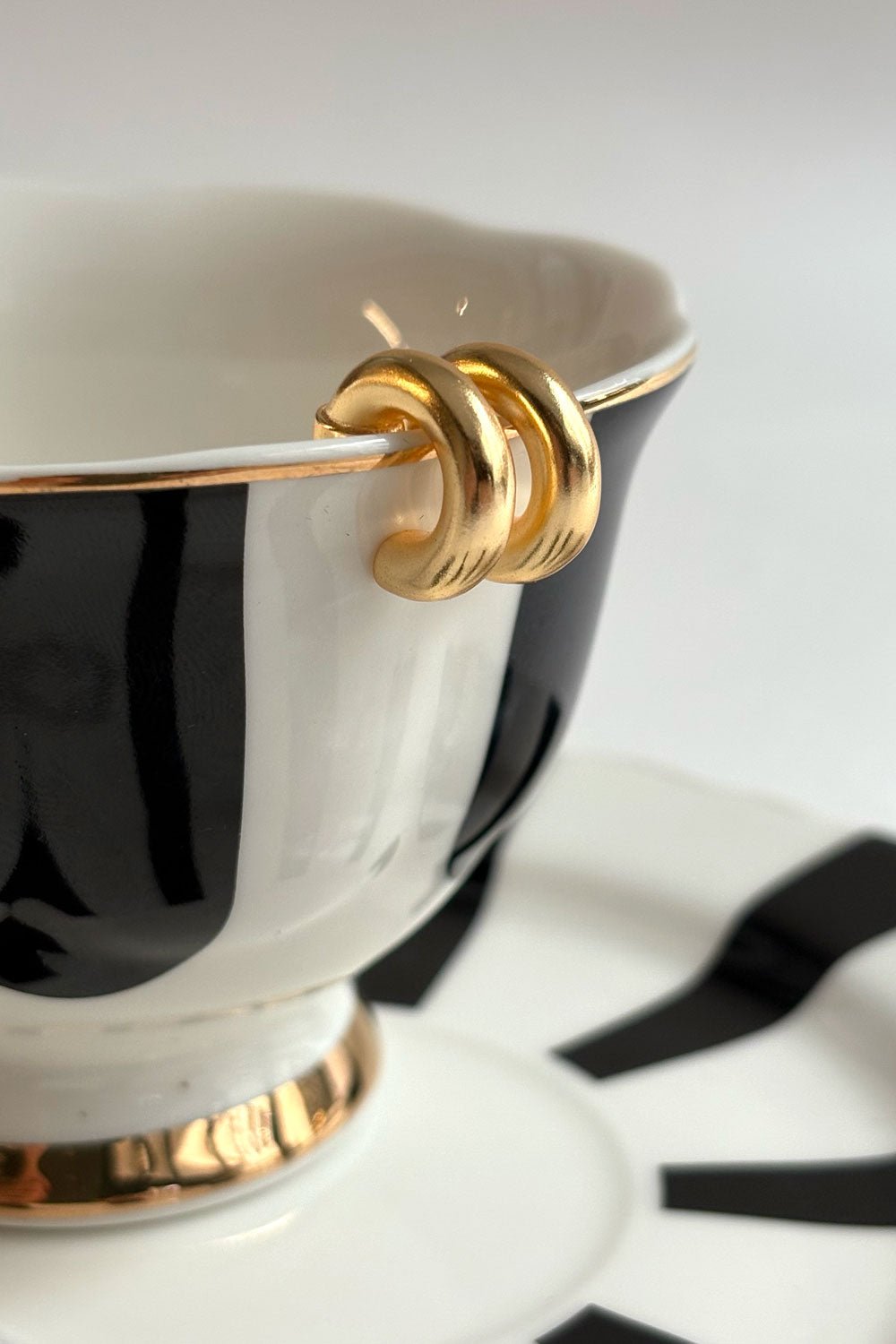 Detalle Taza Pendientes Dorados Con Diseño De Aros Pequeños Cristina Oria 