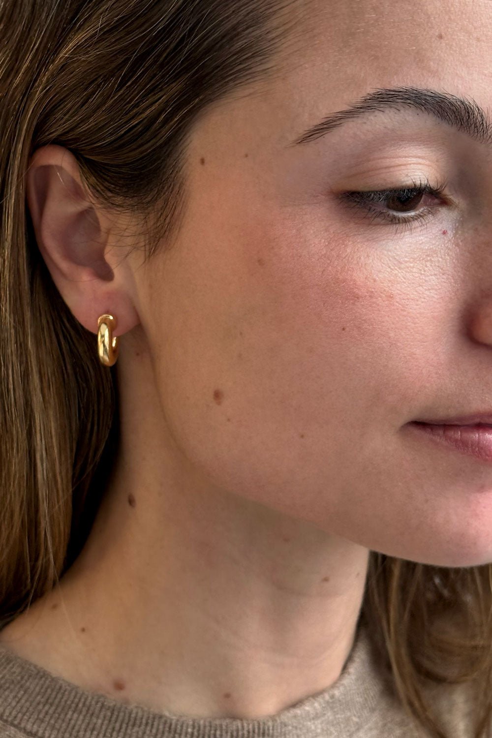 Detalle Puestos Pendientes Dorados Con Diseño De Aros Pequeños Cristina Oria 