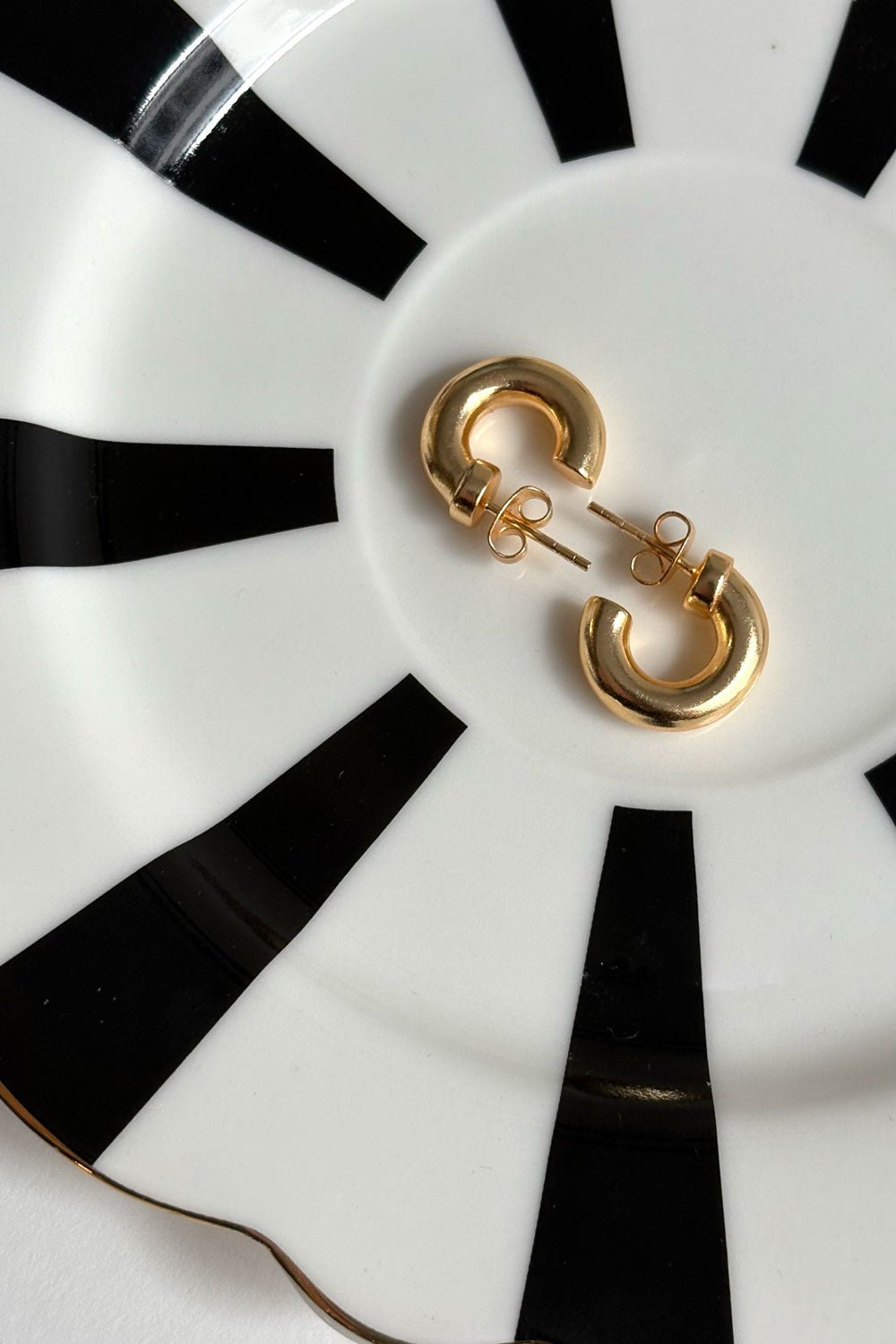 Detalle Pendientes Dorados Con Diseño De Aros Pequeños Cristina Oria 