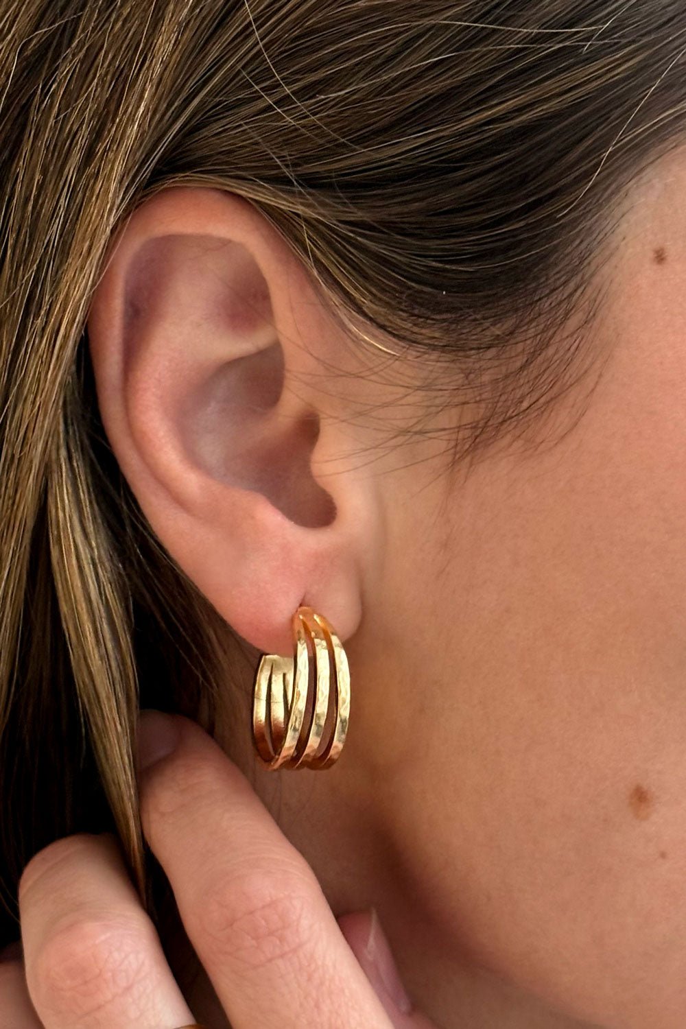 Detalle Pendientes Dorados Con Diseño De Tres Argollas Cristina Oria 