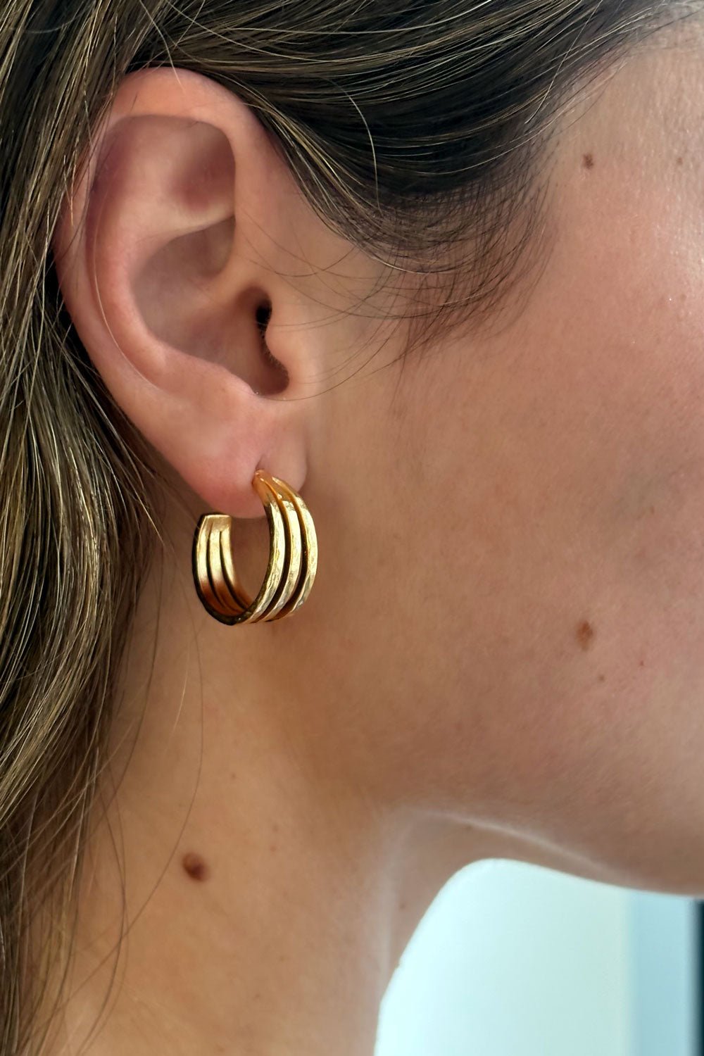 Detalle Puestos Pendientes Dorados Con Diseño De Tres Argollas Cristina Oria 