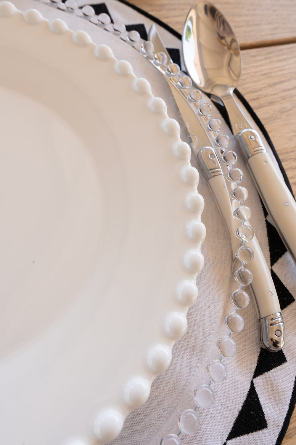 Plato Llano De Porcelana Diseño Bolitas