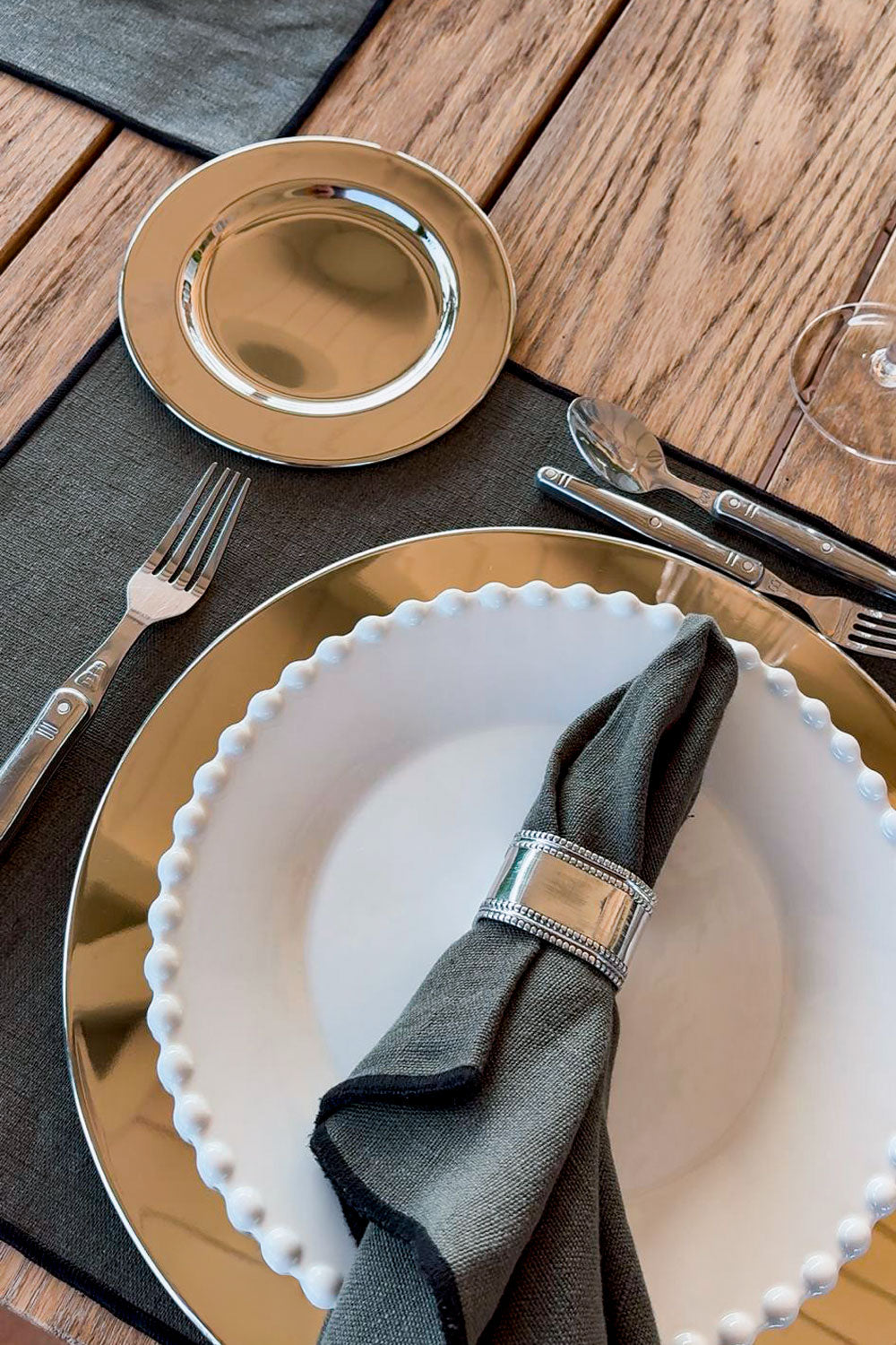 Detalle Plato De Pan Plateado Cristina Oria 