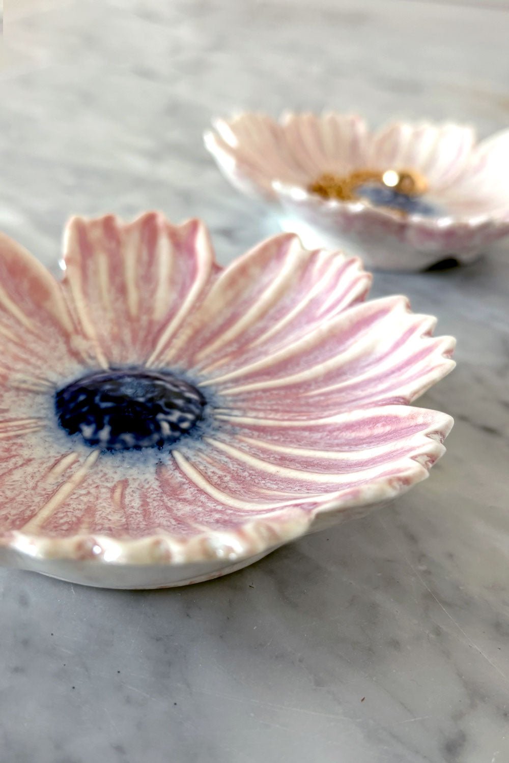 Detalle Textura Plato Con Diseño De Flor Rosa Pequeño Cristina Oria 