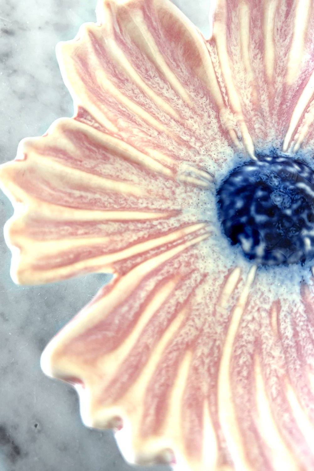 Detalle Plato Con Diseño De Flor Rosa Pequeño Cristina Oria 