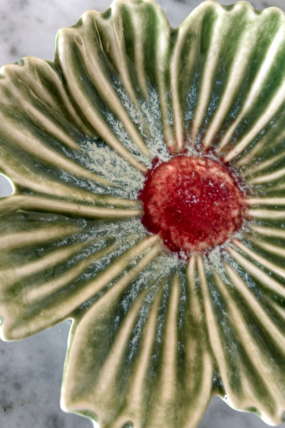 Detalle Plato Con Diseño De Flor Verde Pequeño Cristina Oria 