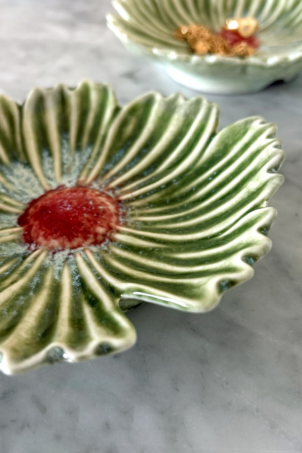 Detalle Textura Plato Con Diseño De Flor Verde Pequeño Cristina Oria 