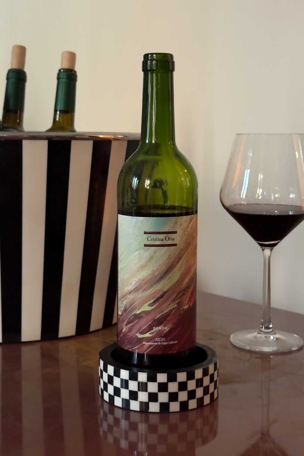 Posa Botellas De Resina Con Diseño De Cuadros Blancos Y Negros