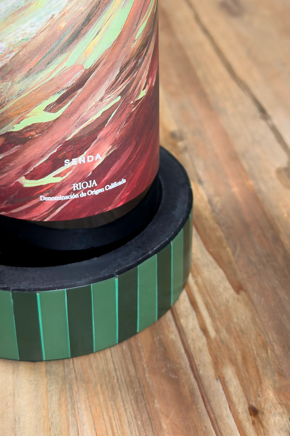 Detalles Posa Botellas De Resina Con Diseño De Rayas Verdes Y Negras Cristina Oria