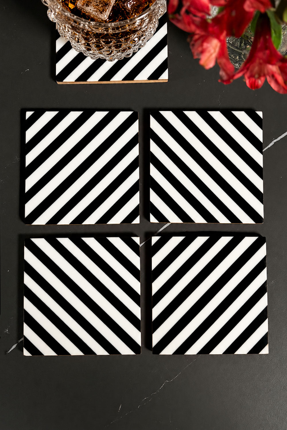 Set 4 Posavasos Cuadrados De Resina Rayas Blancas & Negras Cristina Oria