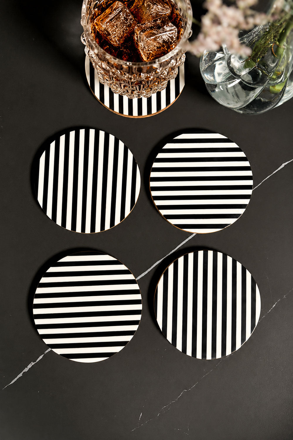 Posavasos Redondos De Resina Diseño Rayas Blancas & Negras Cristina Oria