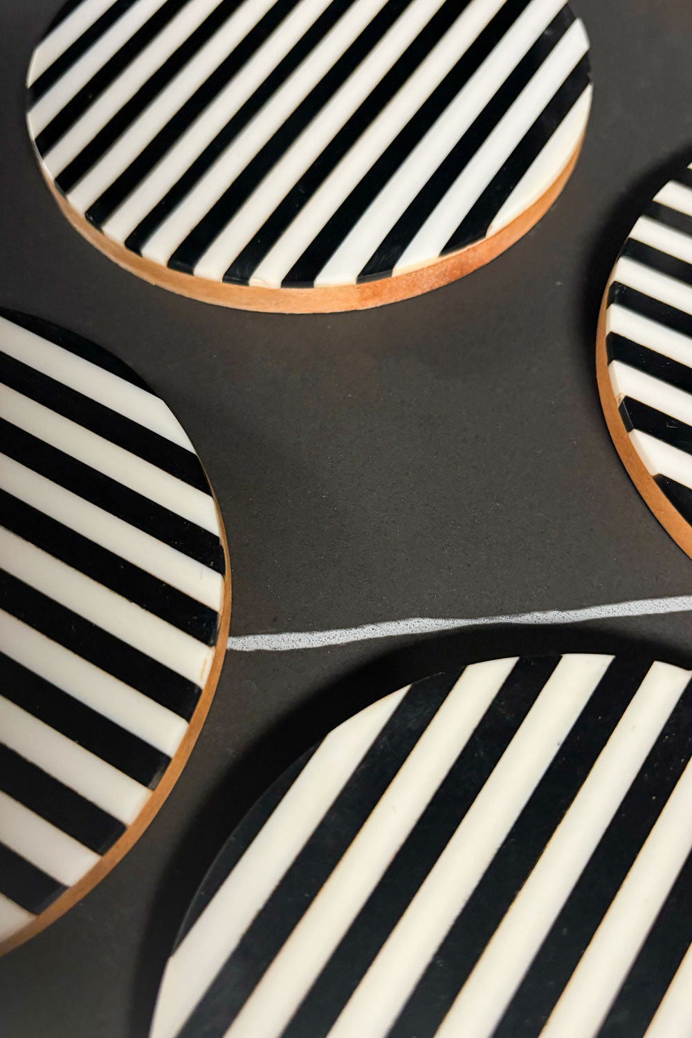 Detalles Posavasos Redondos De Resina Diseño Rayas Blancas & Negras Cristina Oria