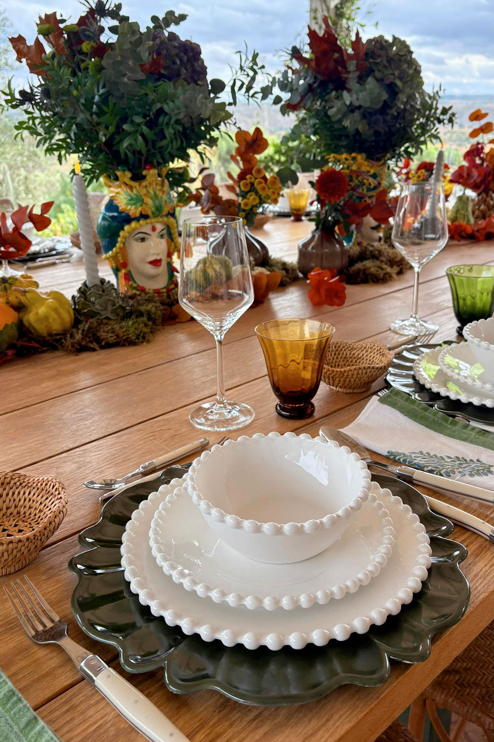 Detalle Mesa Bajoplato Con Diseño De Flor Verde Oliva Cristina Oria 