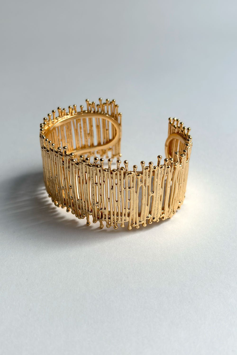 Brazalete Dorado Ajustable Con Diseño Irregular Cristina Oria 