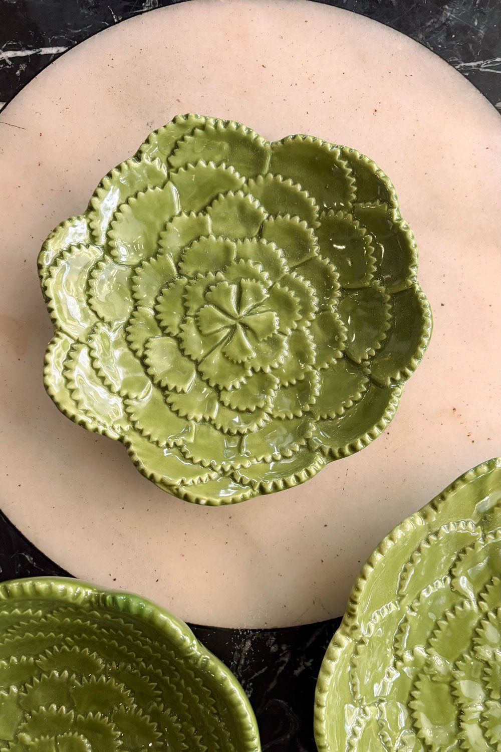 Detalle Plato De Pan Flor Verde En Relieve Cristina Oria 