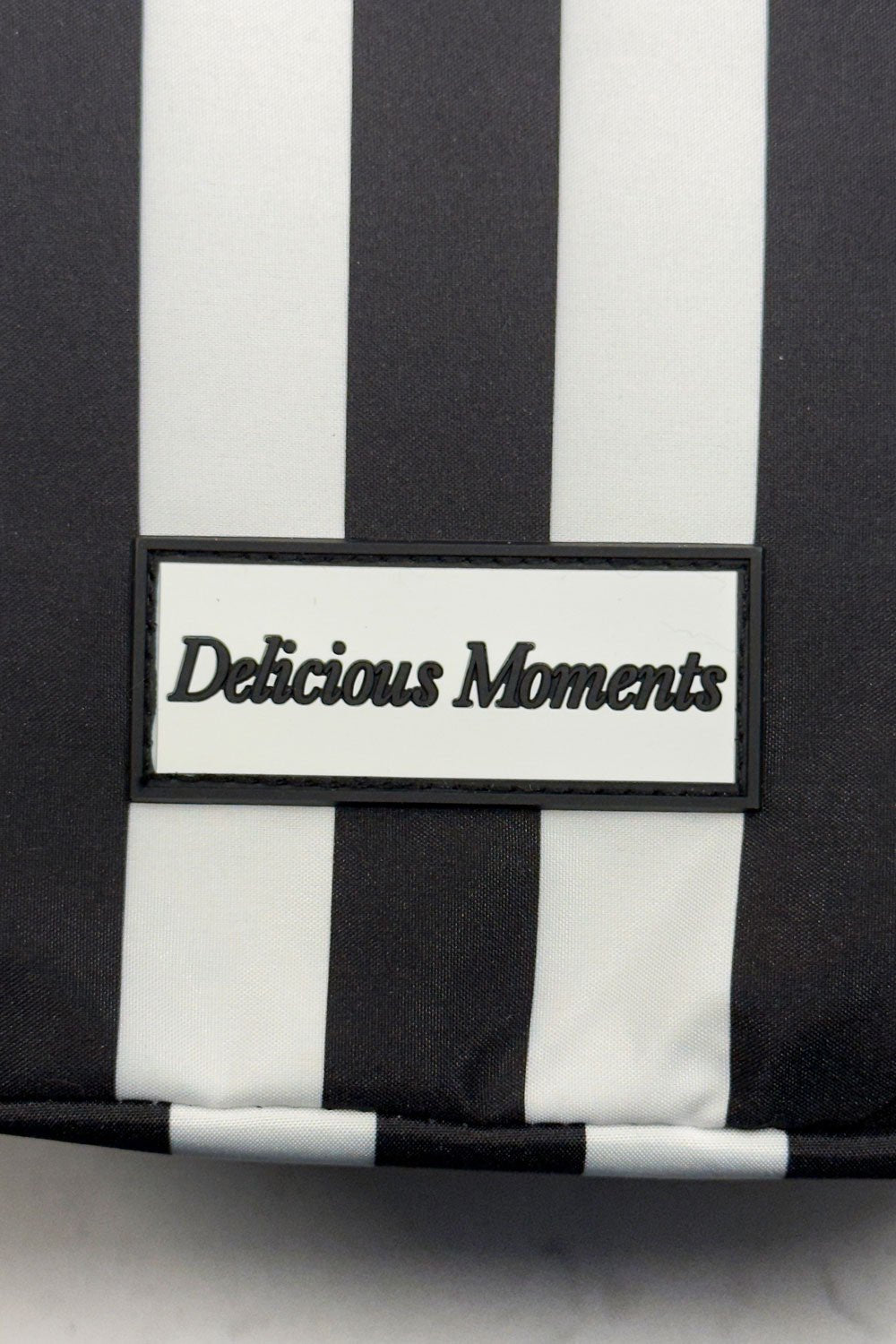 Sac Isotherme Blanc et Noir avec le message “Delicious Moments”