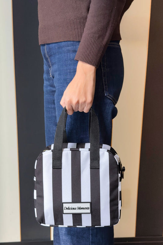 Weiße und Schwarze Isoliertasche mit der Aufschrift Delicious Moments