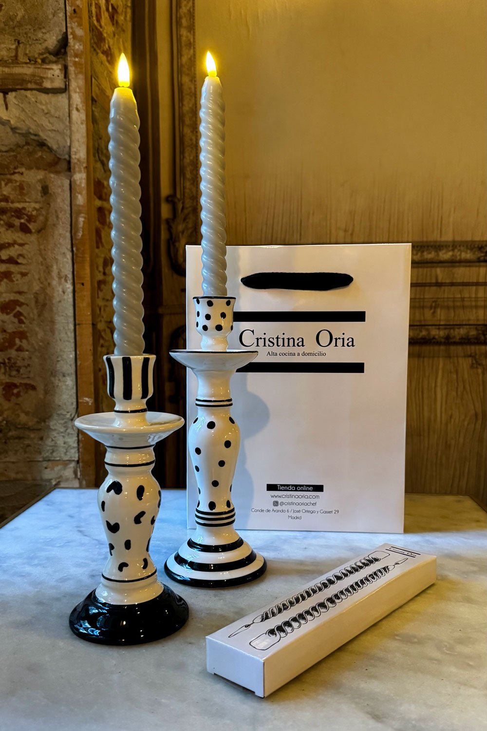 Set De 2 Candelabros Blancos Y Negros & Velas LED Cristina Oria 