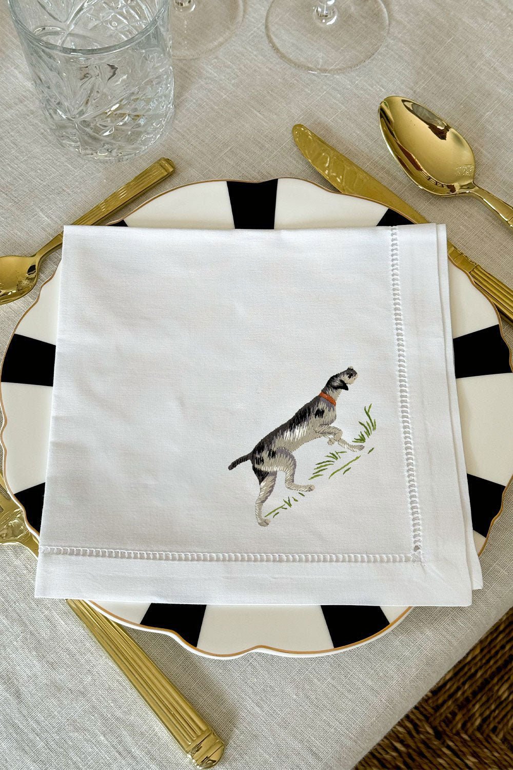 Detalle Perro Set de 6 Servilletas Bordadas a Mano con Diseño de Animales de Caza Cristina Oria 