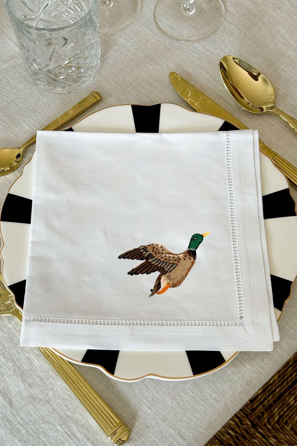 Detalle Pato Set de 6 Servilletas Bordadas a Mano con Diseño de Animales de Caza Cristina Oria 
