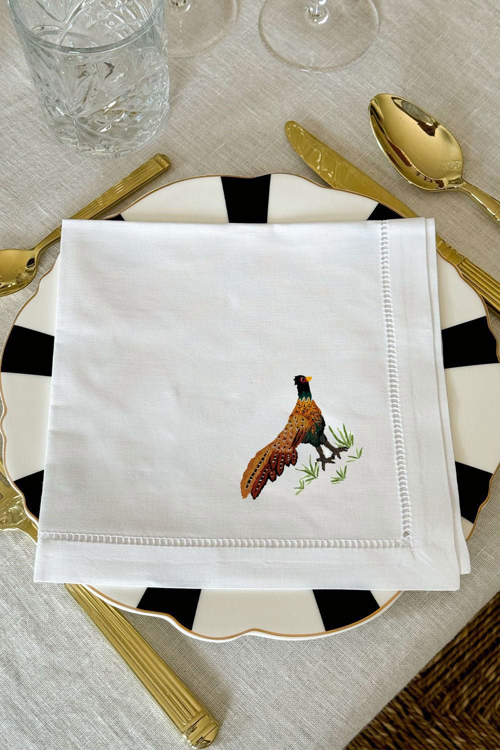 Detalle Faisán Set de 6 Servilletas Bordadas a Mano con Diseño de Animales de Caza Cristina Oria 