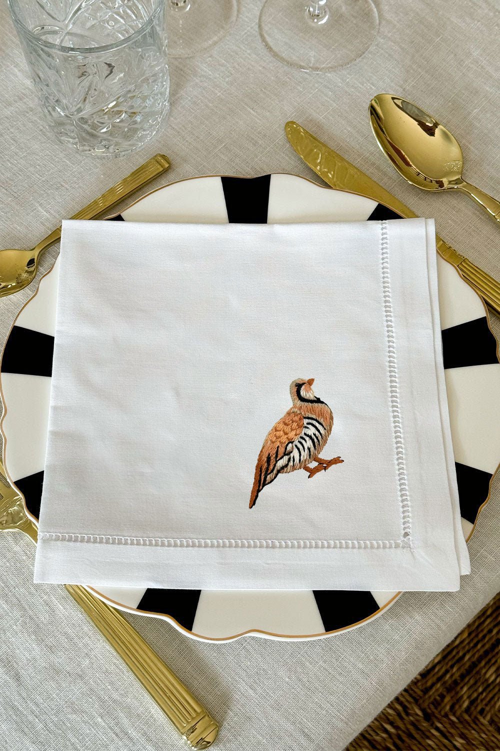 Detalle Perdiz Set de 6 Servilletas Bordadas a Mano con Diseño de Animales de Caza Cristina Oria 