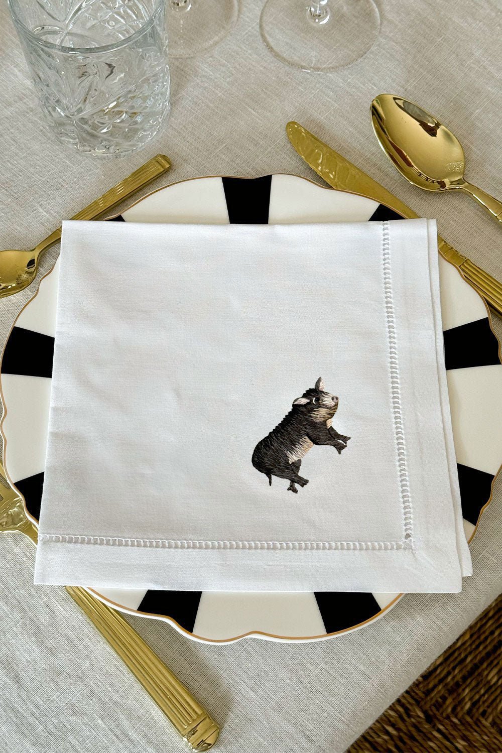 Detalle Jabalí Set de 6 Servilletas Bordadas a Mano con Diseño de Animales de Caza Cristina Oria 