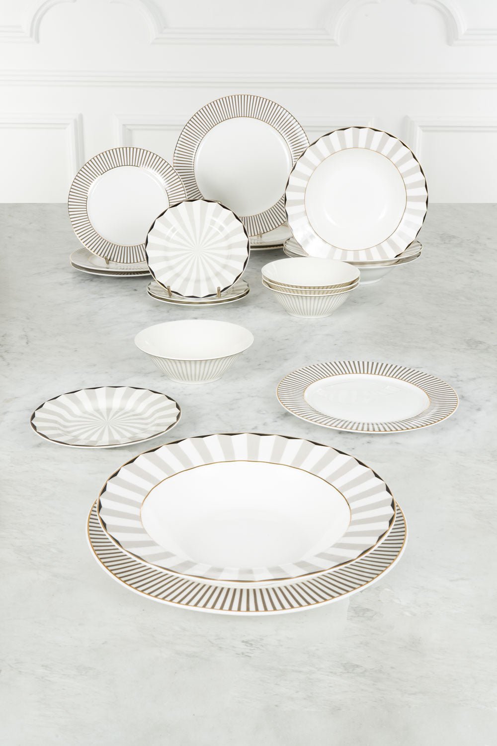 Vajilla Blanca Y Gris Con Cuencos Y Platos De Pan 4 Personas Cristina Oria 