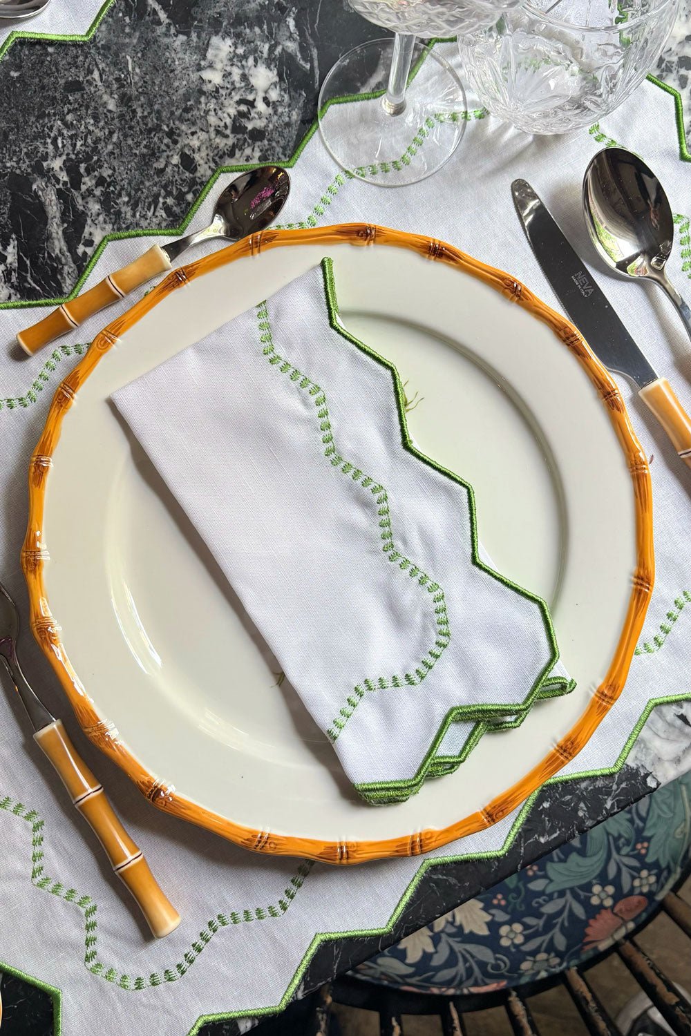 Detalles Servilleta Con Borde Zigzag Blanco Y Verde Cristina Oria