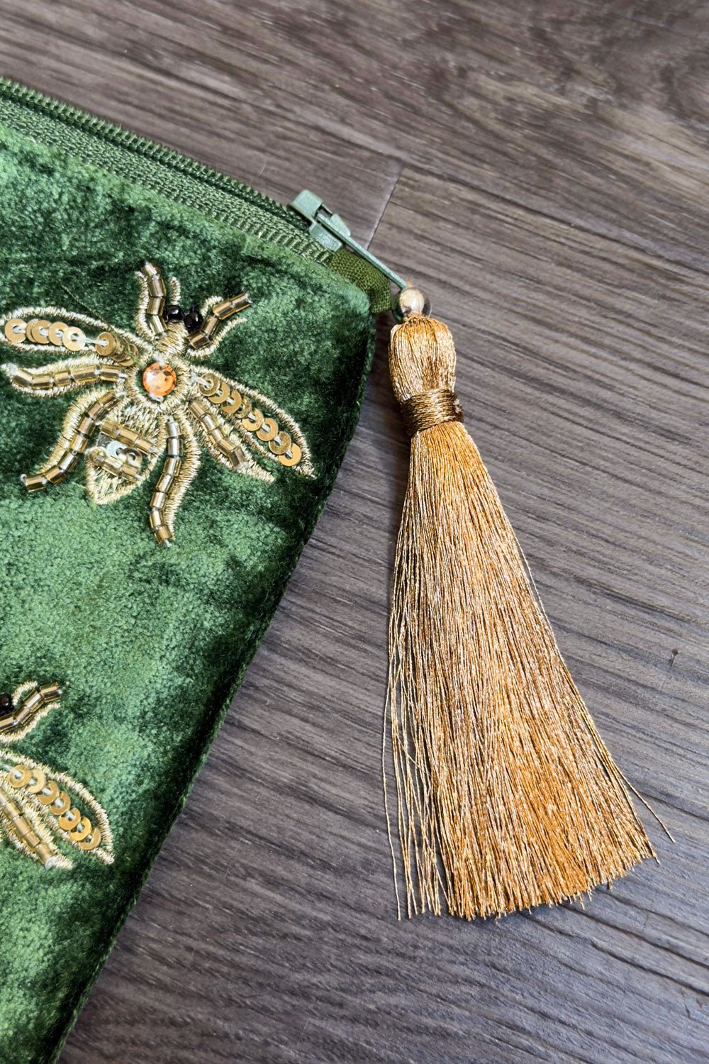 Detalle Cremallera Cartera De Terciopelo Verde Con Abejas Bordadas Cristina Oria 
