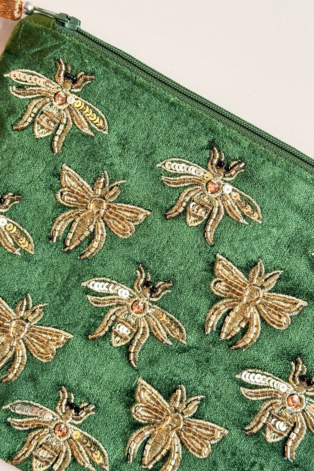 Detalle Cartera De Terciopelo Verde Con Abejas Bordadas Cristina Oria 