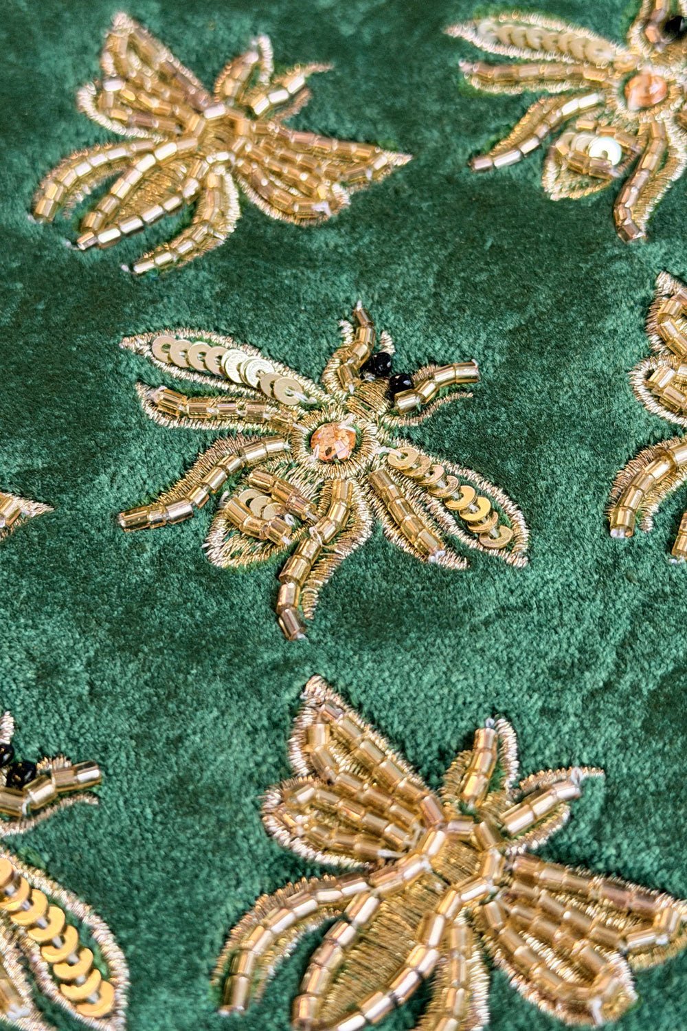 Detalle Abejas Cartera De Terciopelo Verde Con Abejas Bordadas Cristina Oria 