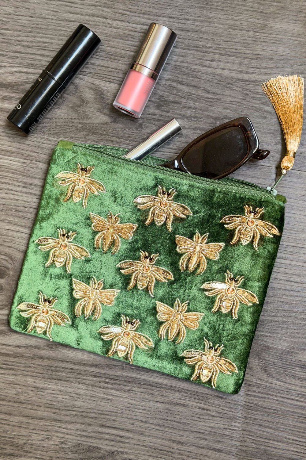 Cartera De Terciopelo Verde Con Abejas Bordadas Cristina Oria 