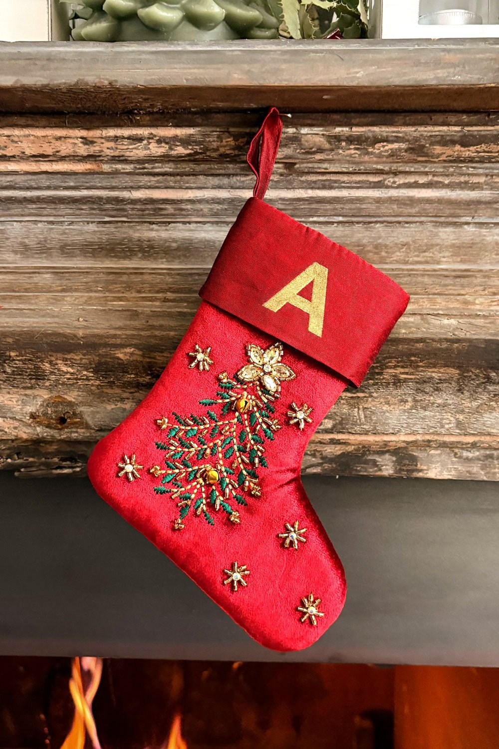 Bota de veludo bordada com iniciais douradas