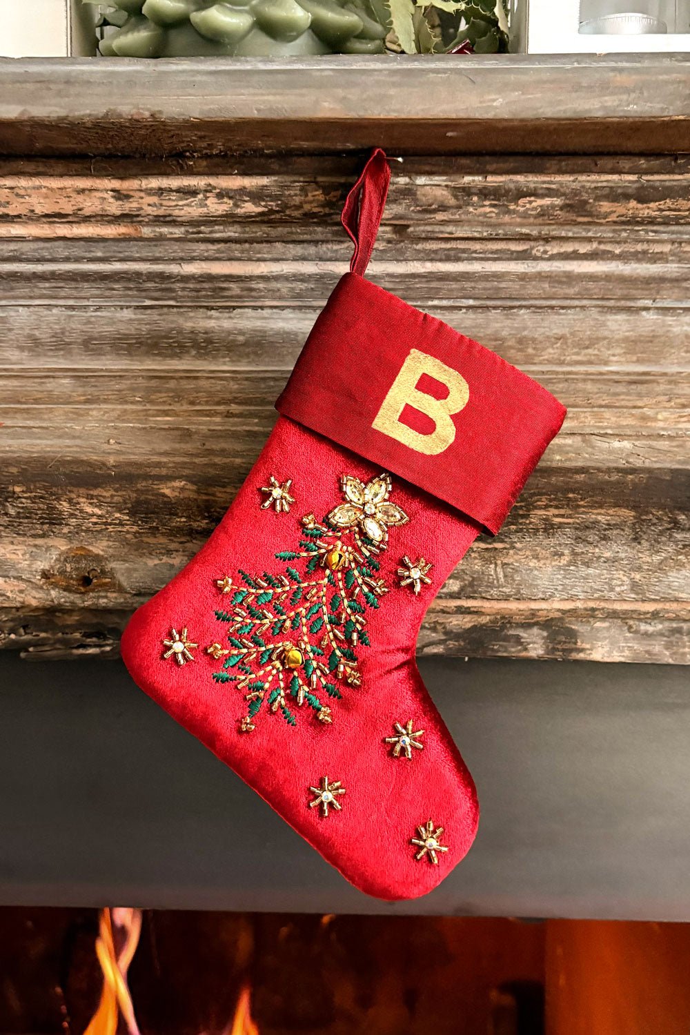 Bota de veludo bordada com iniciais douradas