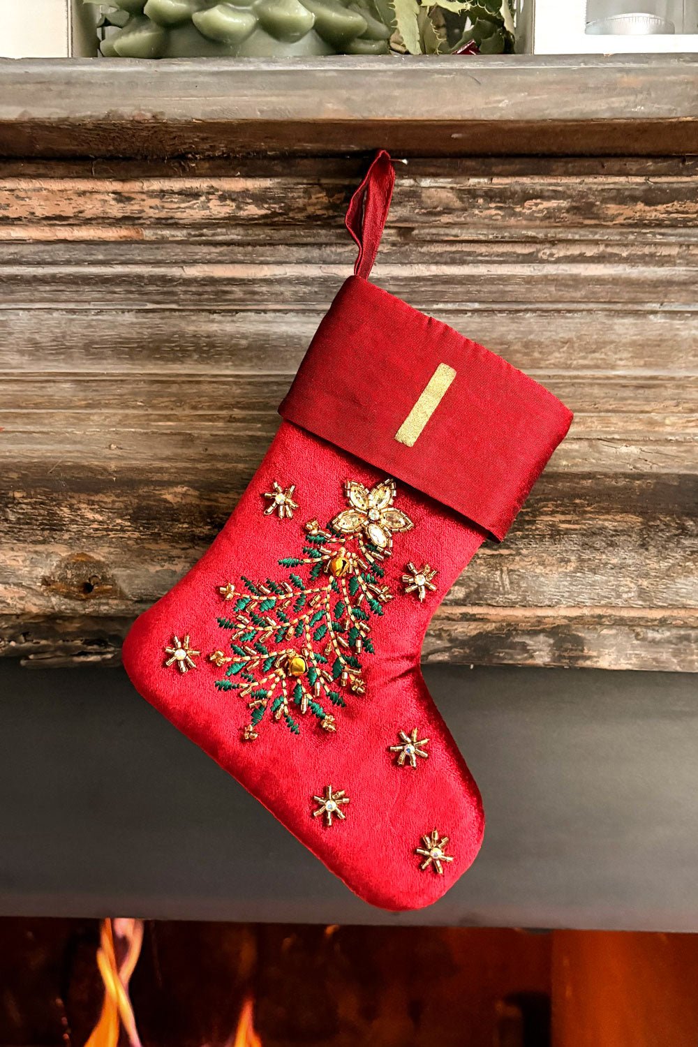 Bota de veludo bordada com iniciais douradas