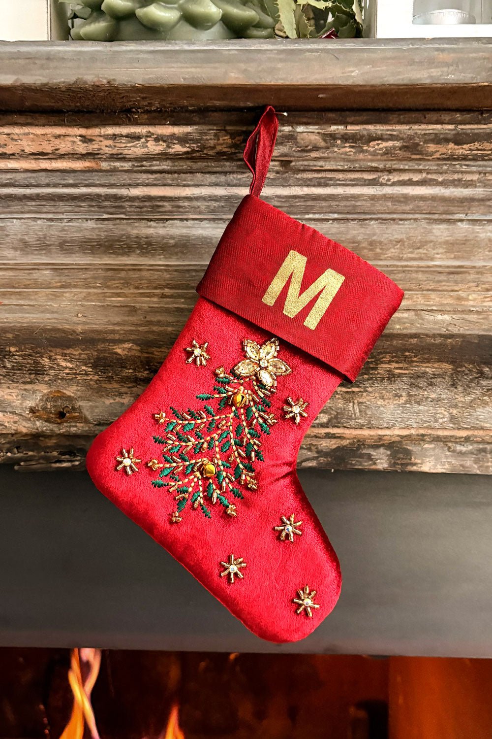 Bota de veludo bordada com iniciais douradas