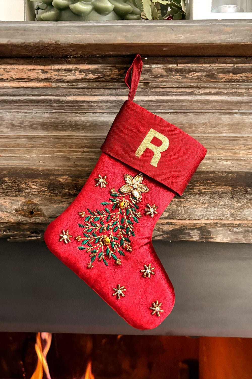 Bota de veludo bordada com iniciais douradas