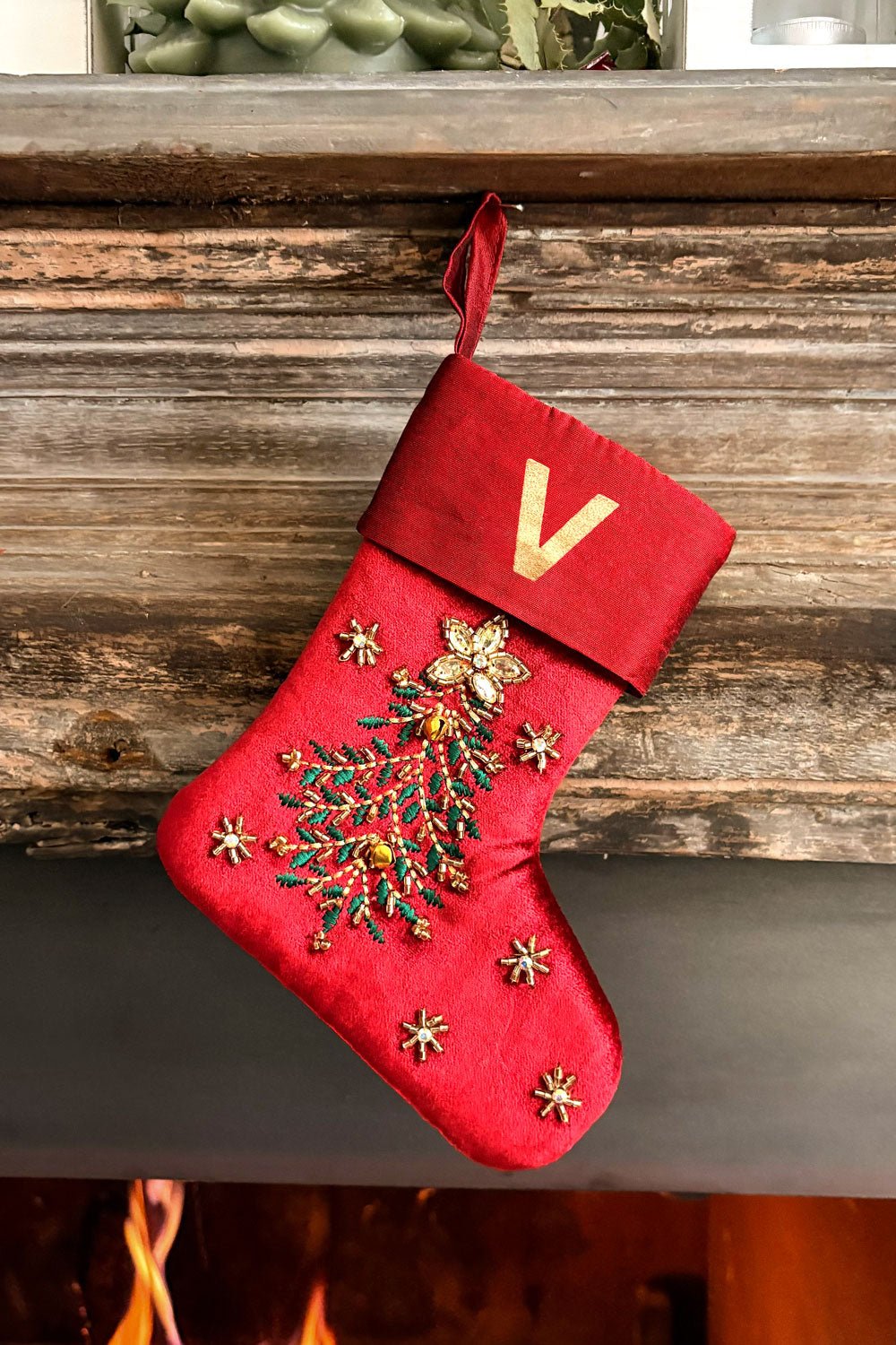 Bota de veludo bordada com iniciais douradas