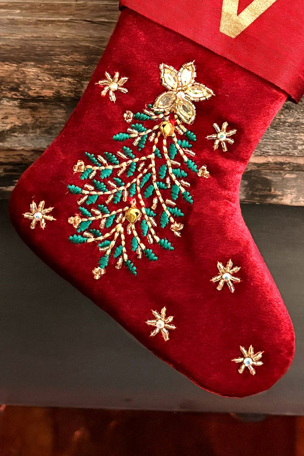 Bota de veludo bordada com iniciais douradas