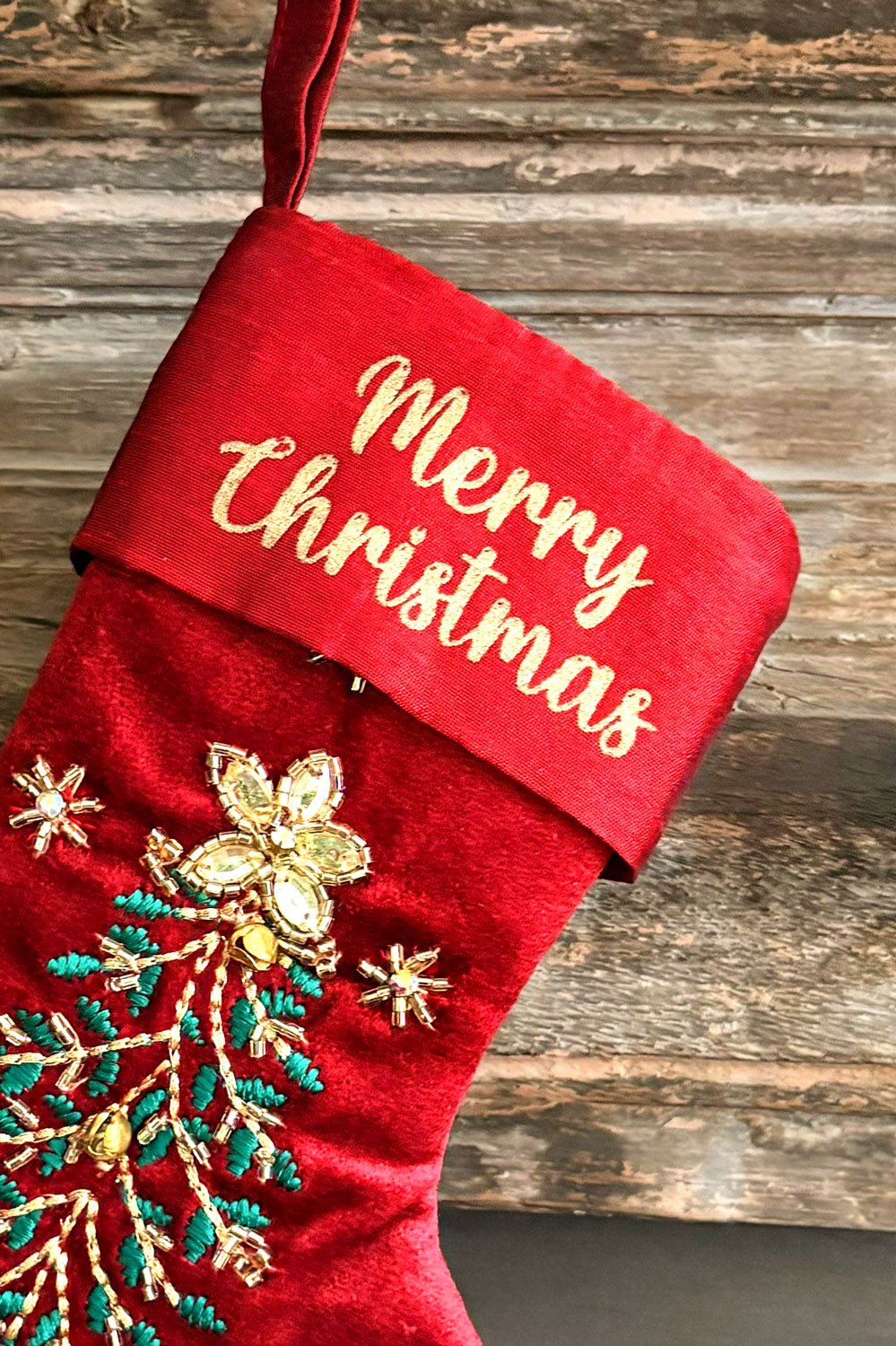 Bota de veludo bordada com mensagem “Merry Christmas”