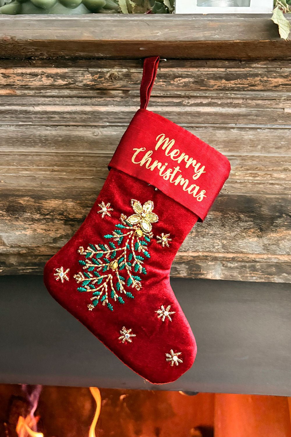 Bota de veludo bordada com mensagem “Merry Christmas”