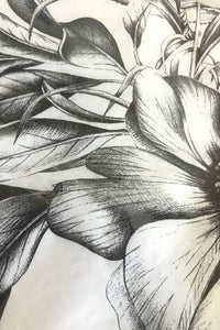 Detalle servilletas de papel flor blanca y negra cristina oria