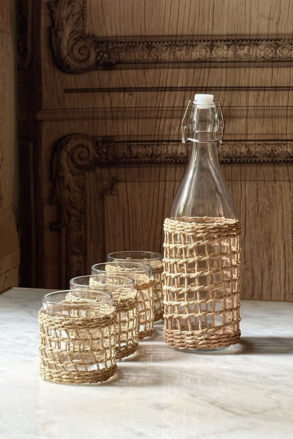Detalle Composición Set De Botella Y Vasos Con Entramado De Fibra Cristina Oria 