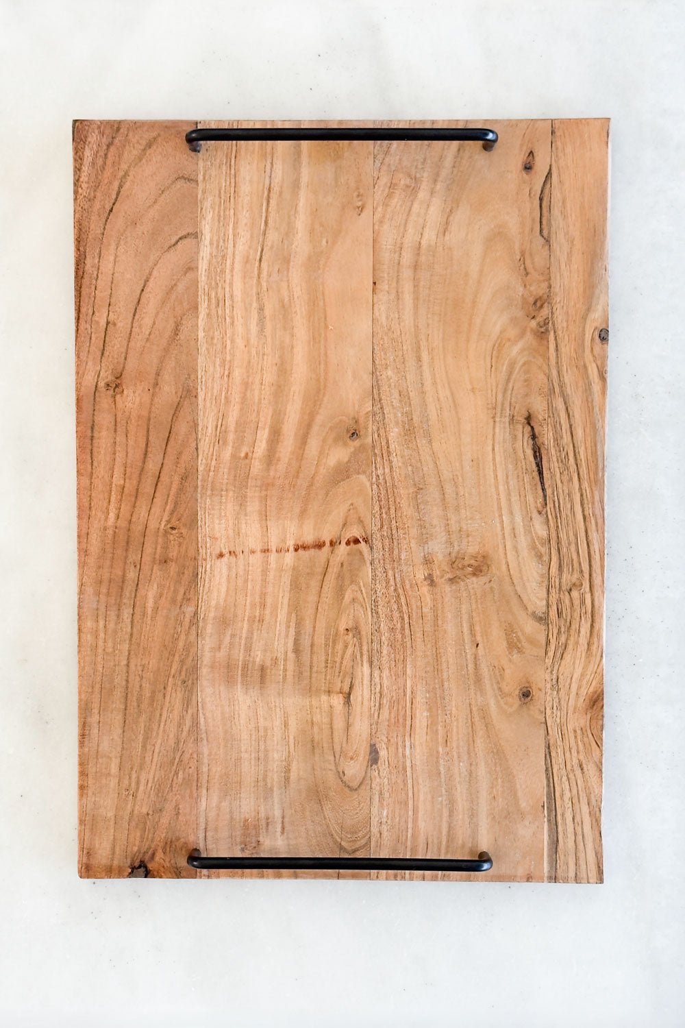 Detalle Bandeja Rectangular De Madera Con Asas Negras Cristina Oria 