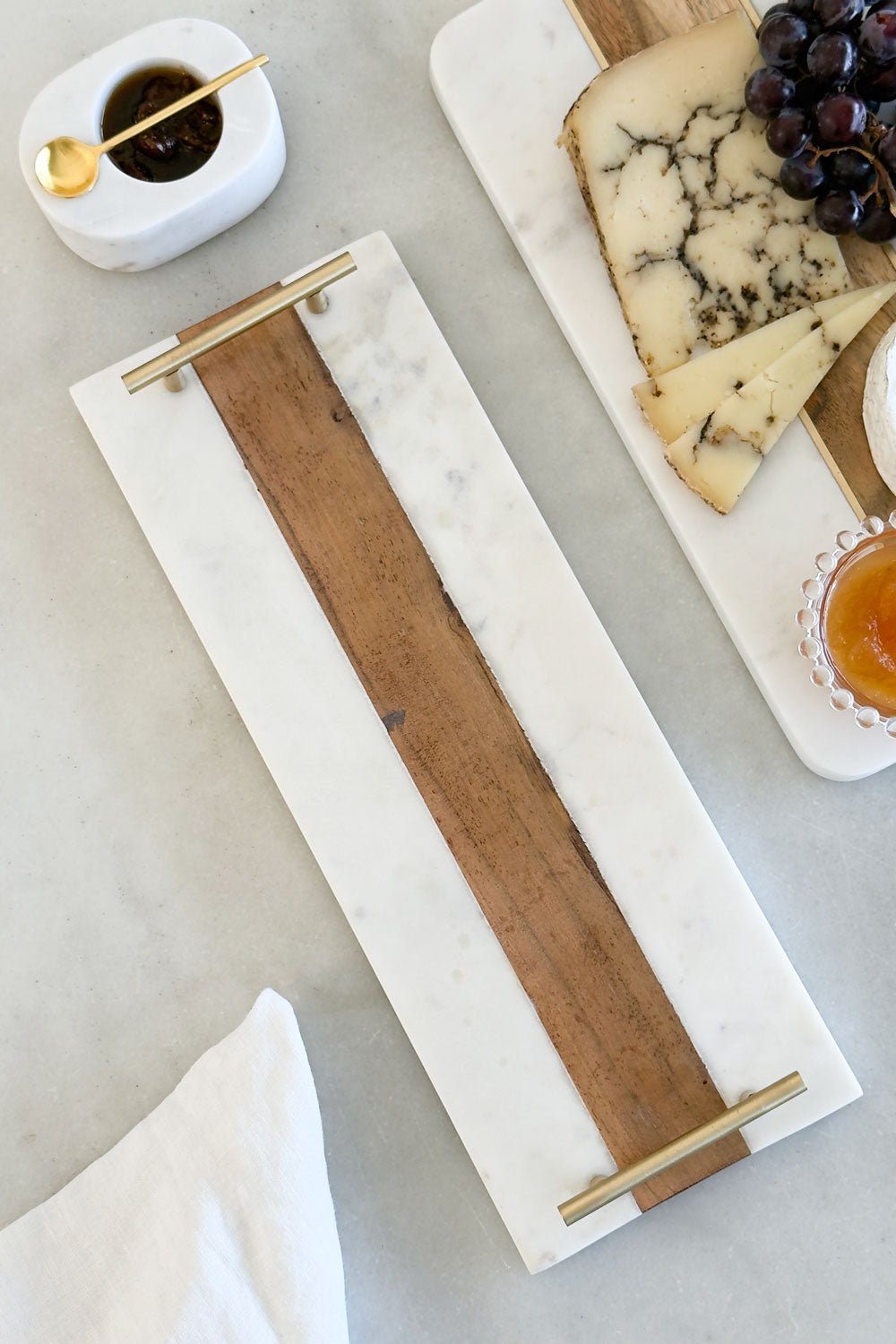 Detalle Bandeja Rectangular De Mármol Y Madera Con Asas Doradas Cristina Oria