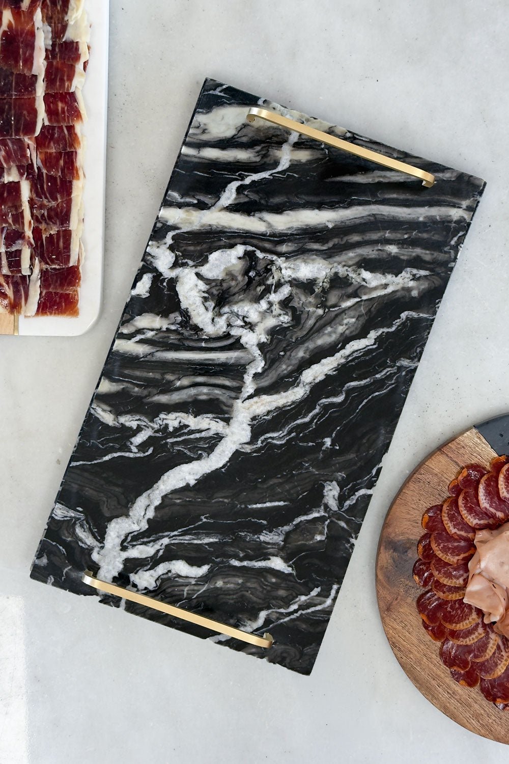 Detalle Bandeja Rectangular De Mármol Negra Con Asas Doradas Cristina Oria 