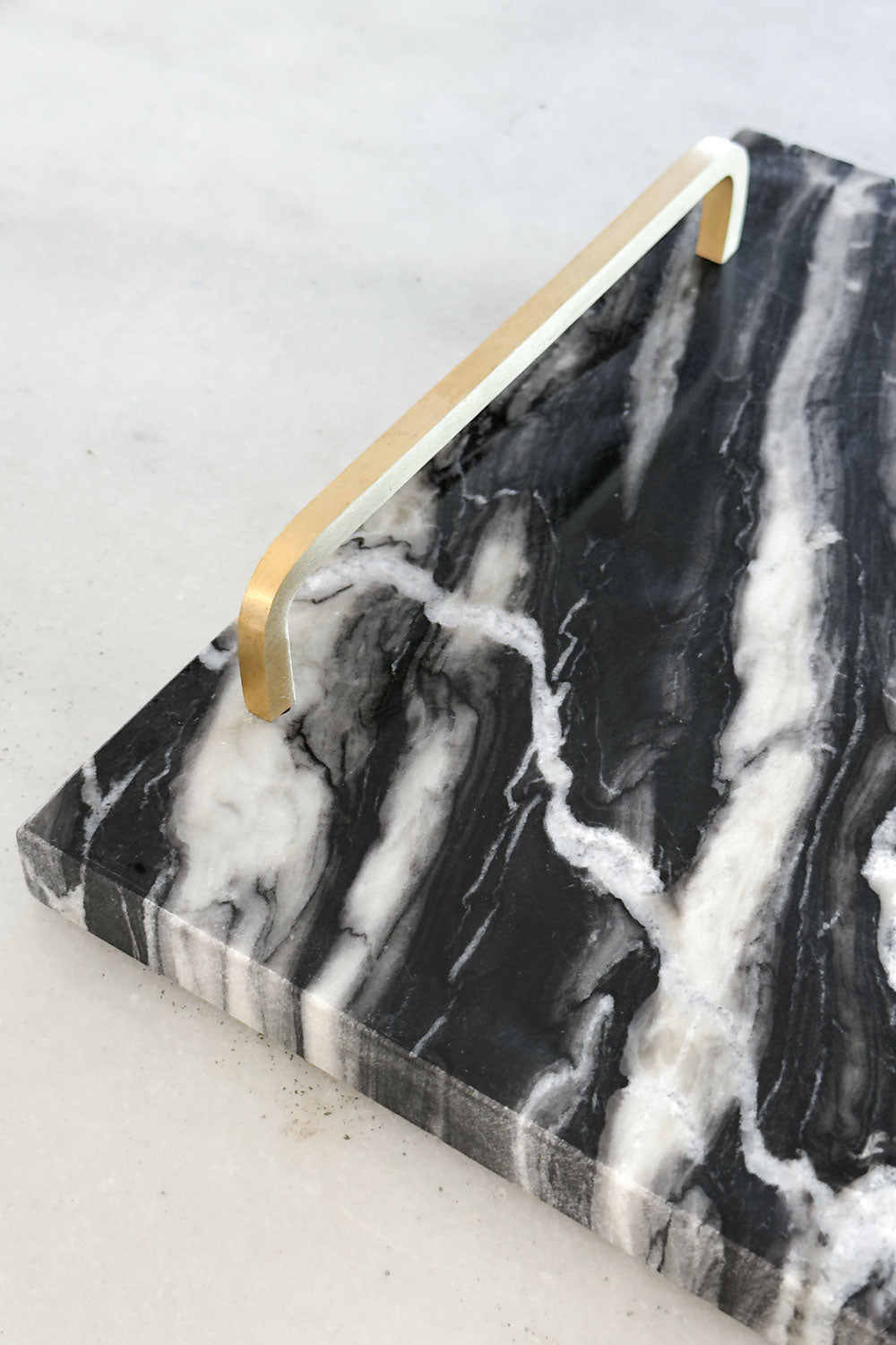 Detalle Asas Bandeja Rectangular De Mármol Negra Con Asas Doradas Cristina Oria 