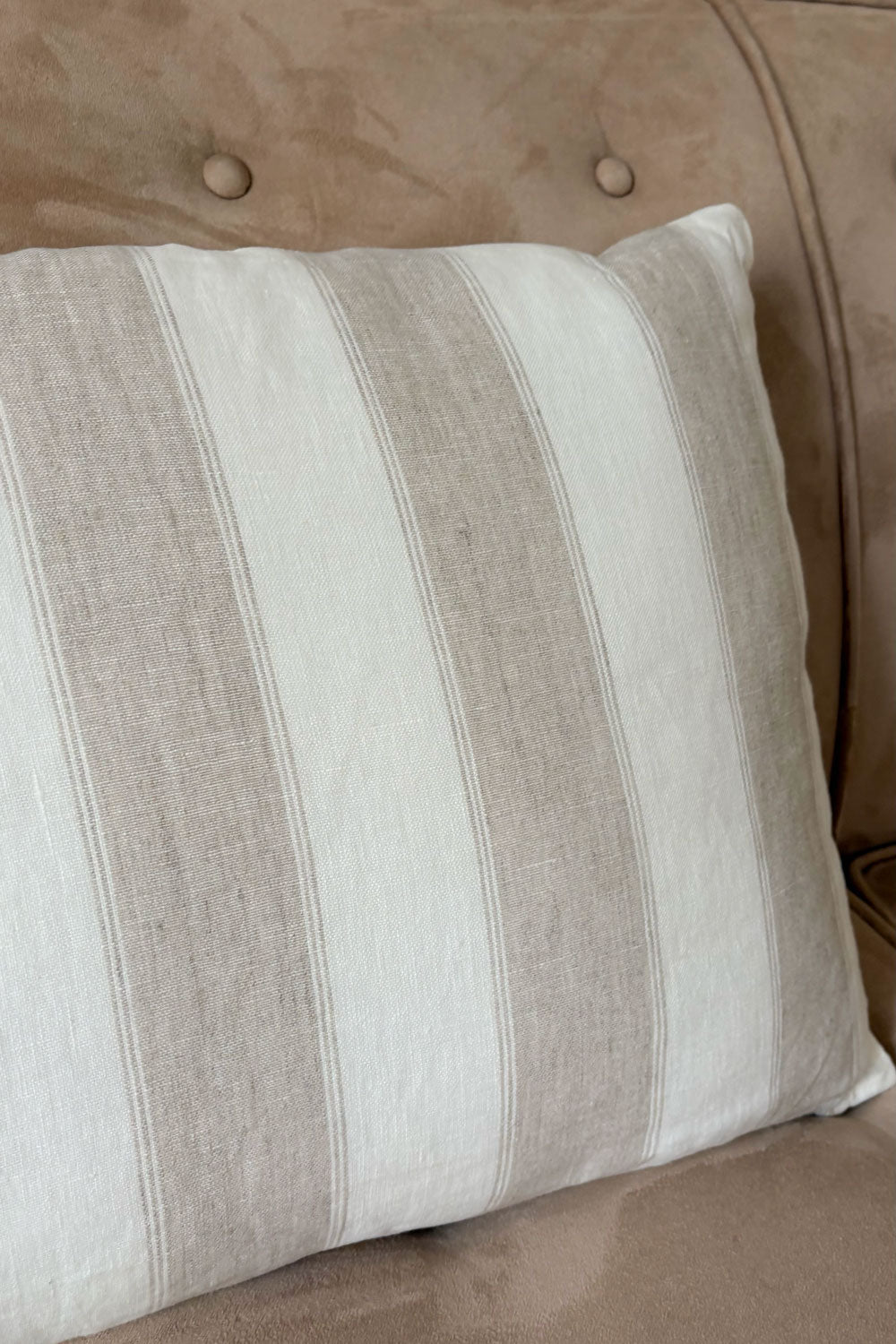 Detalle Cojín Rectangular De Lino Con Diseño De Rayas Beige Natural